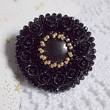 Bague Cl&eacute;op&acirc;tra brod&eacute;e avec une pierre de gemme : l'onyx Noir avec des cabochons ronds en forme de roses Noires, des rocailles Dor&eacute;es et des perles rondes facett&eacute;es aplaties sur une bague filigran&eacute;e 